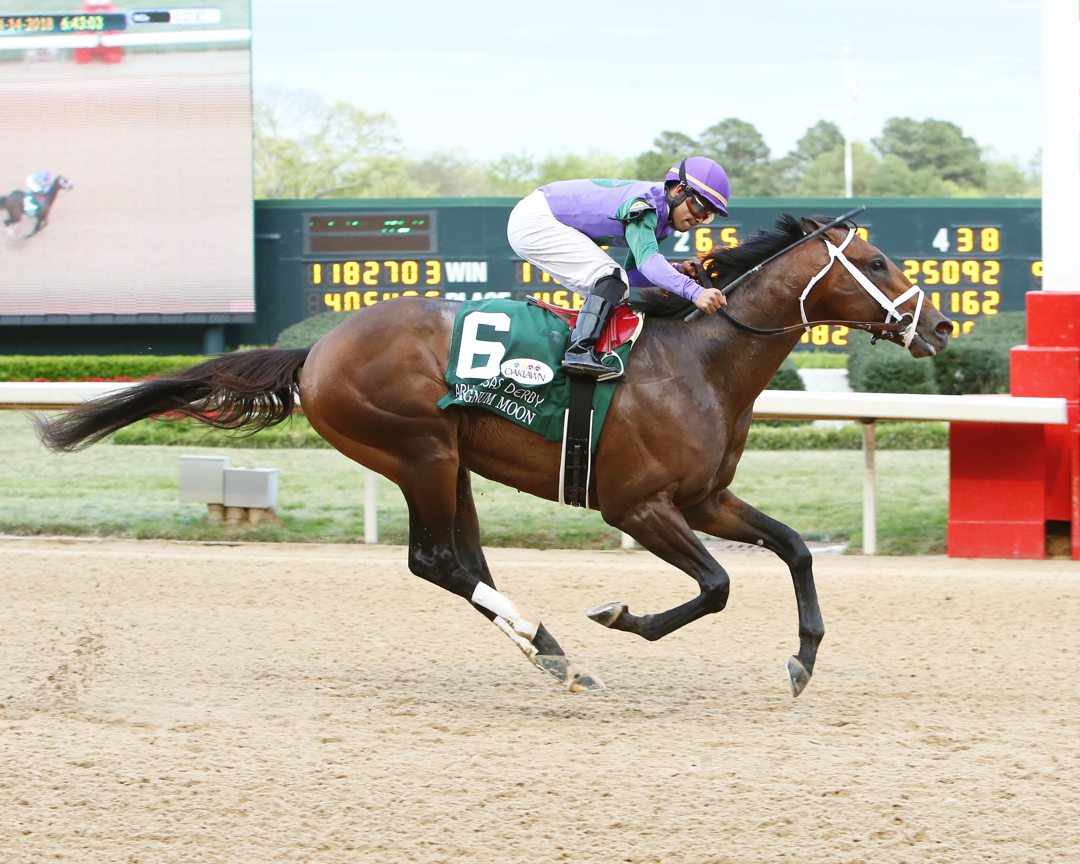 Magnum Moon wins the 2018 Arkansas Derby
