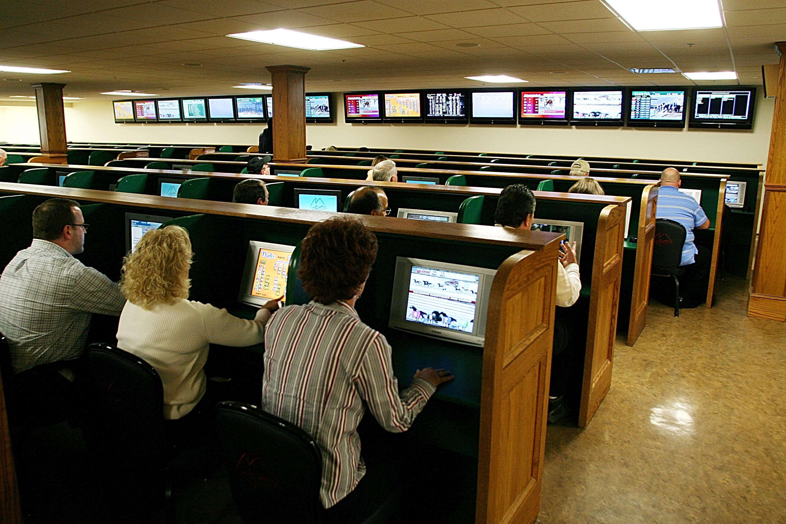 Betting on U.S. races declines for third straight year in 2010