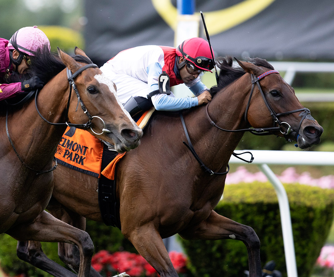 Mean Mary (right) wins the 2021 New York Stakes at Belmont Park