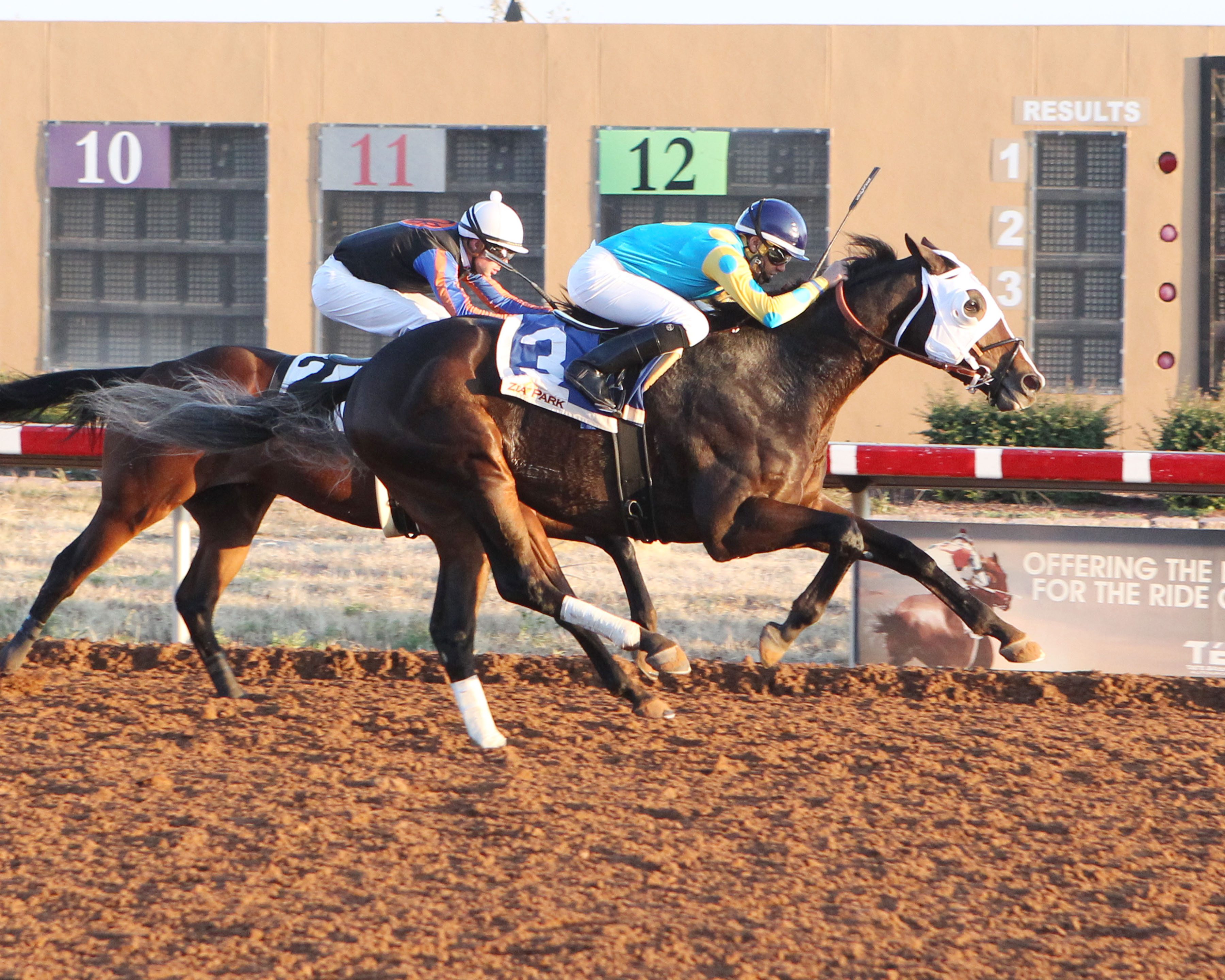 Nanoosh wins the 2018 Zia Park Derby