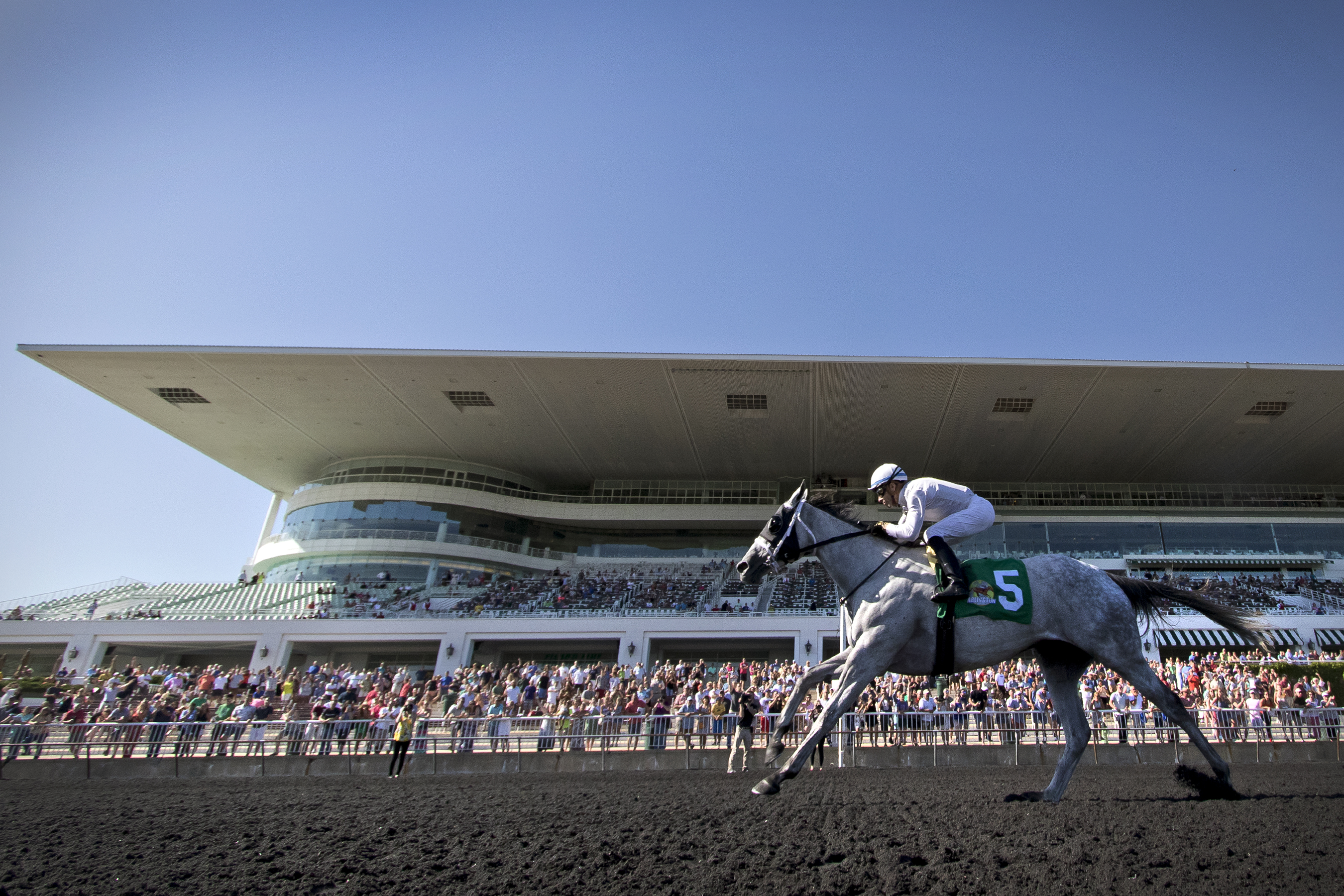 One Liz wins the Isaac Murphy Stakes
