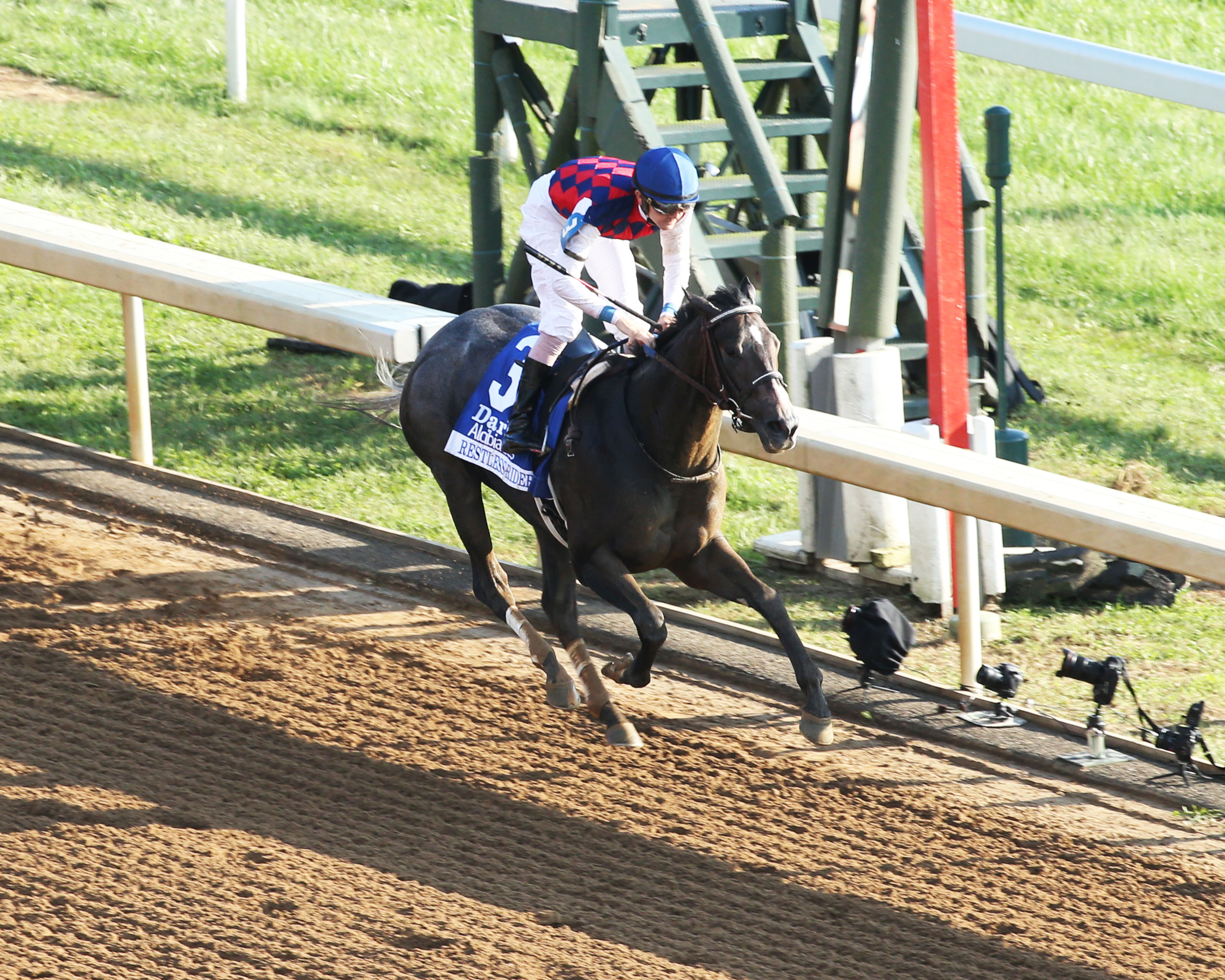 Restless Rider wins the 2018 Alcibiades Stakes