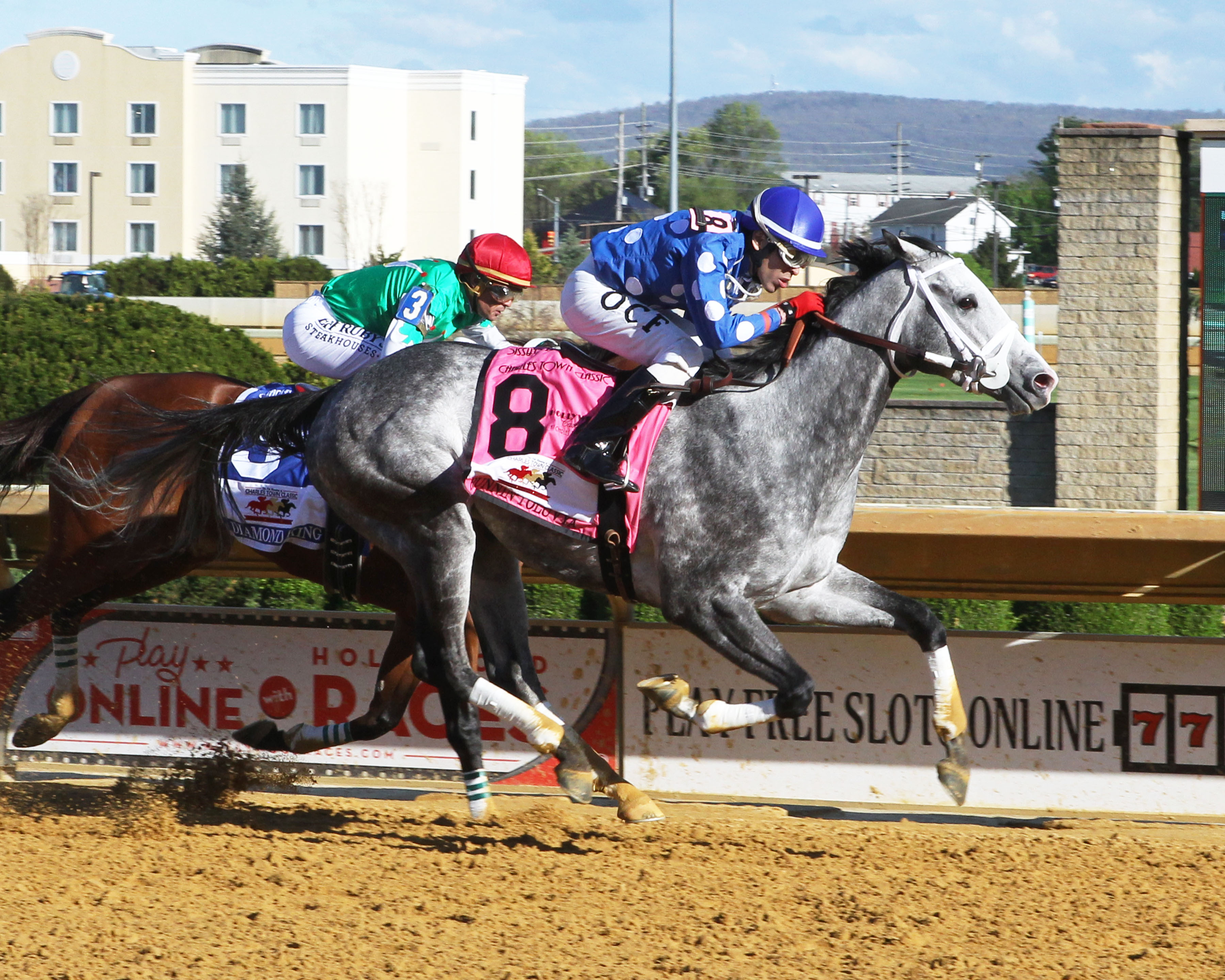 Runnintoluvya wins the 2019 Charles Town Classic