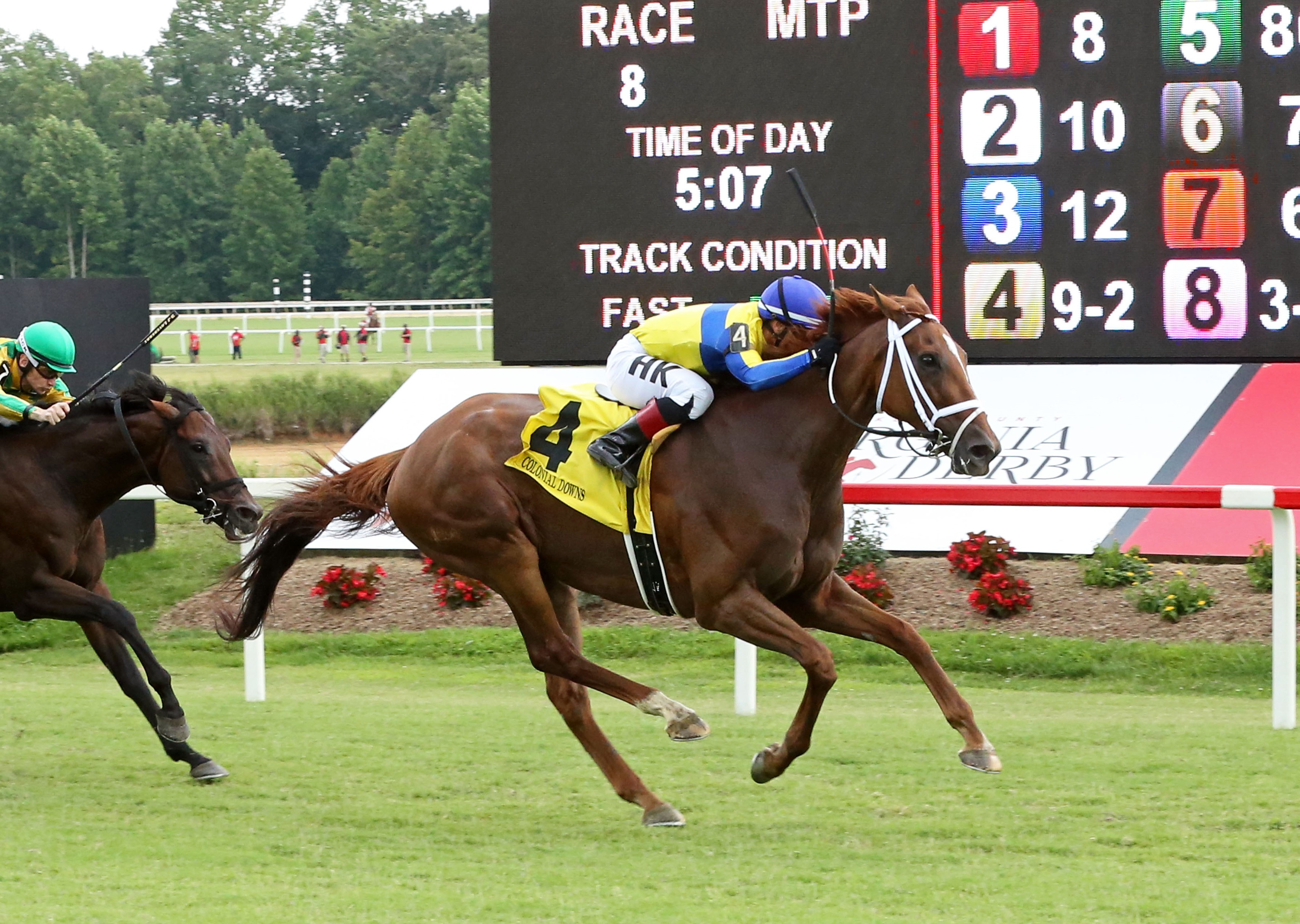 Red Knight wins the Colonial Cup on July 27, 2022