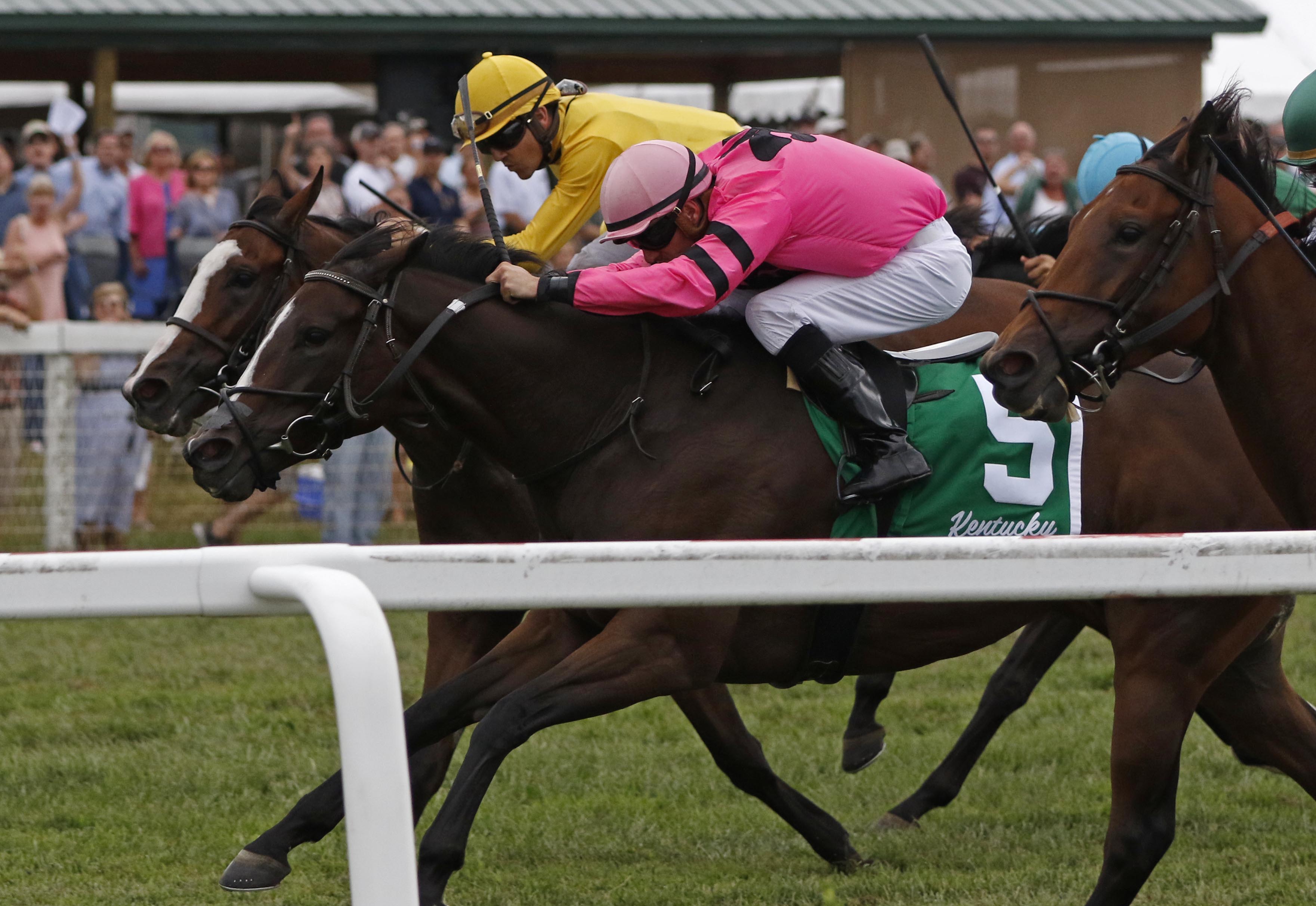 Ruby Notion (pink silks) wins the 2018 Kentucky Downs Ladies Sprint