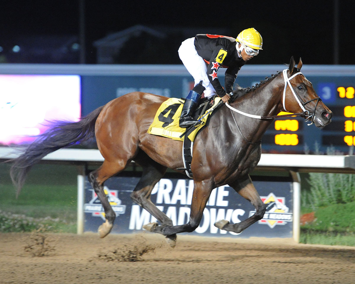 She-s A Julie wins the Iowa Oaks