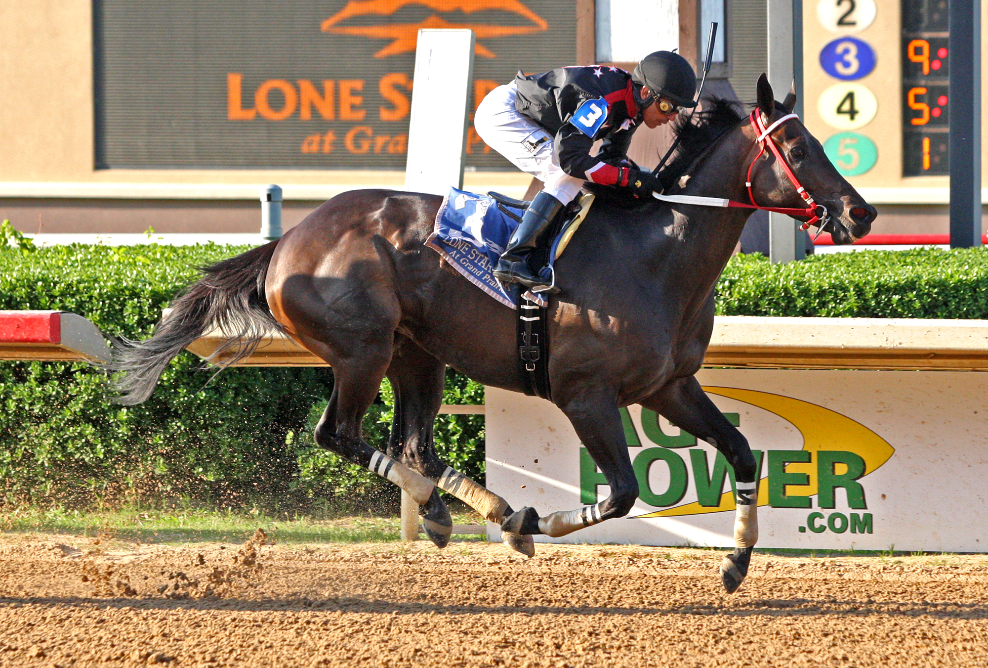 Shotgun Kowboy wins 2018 Lone Star Park Handicap