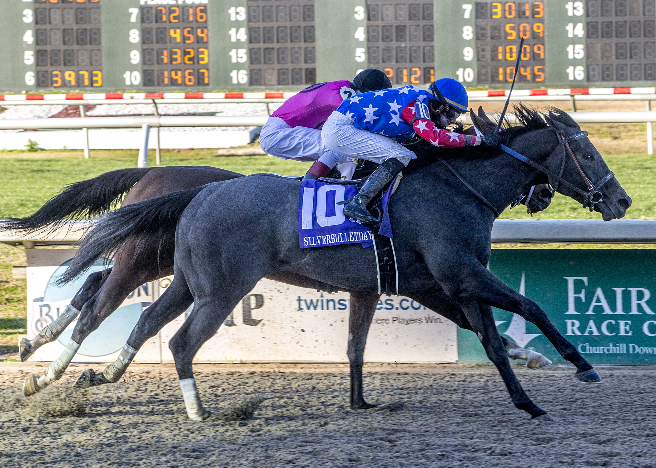 Stronger Than Ever wins the 2018 Silverbulletday Stakes