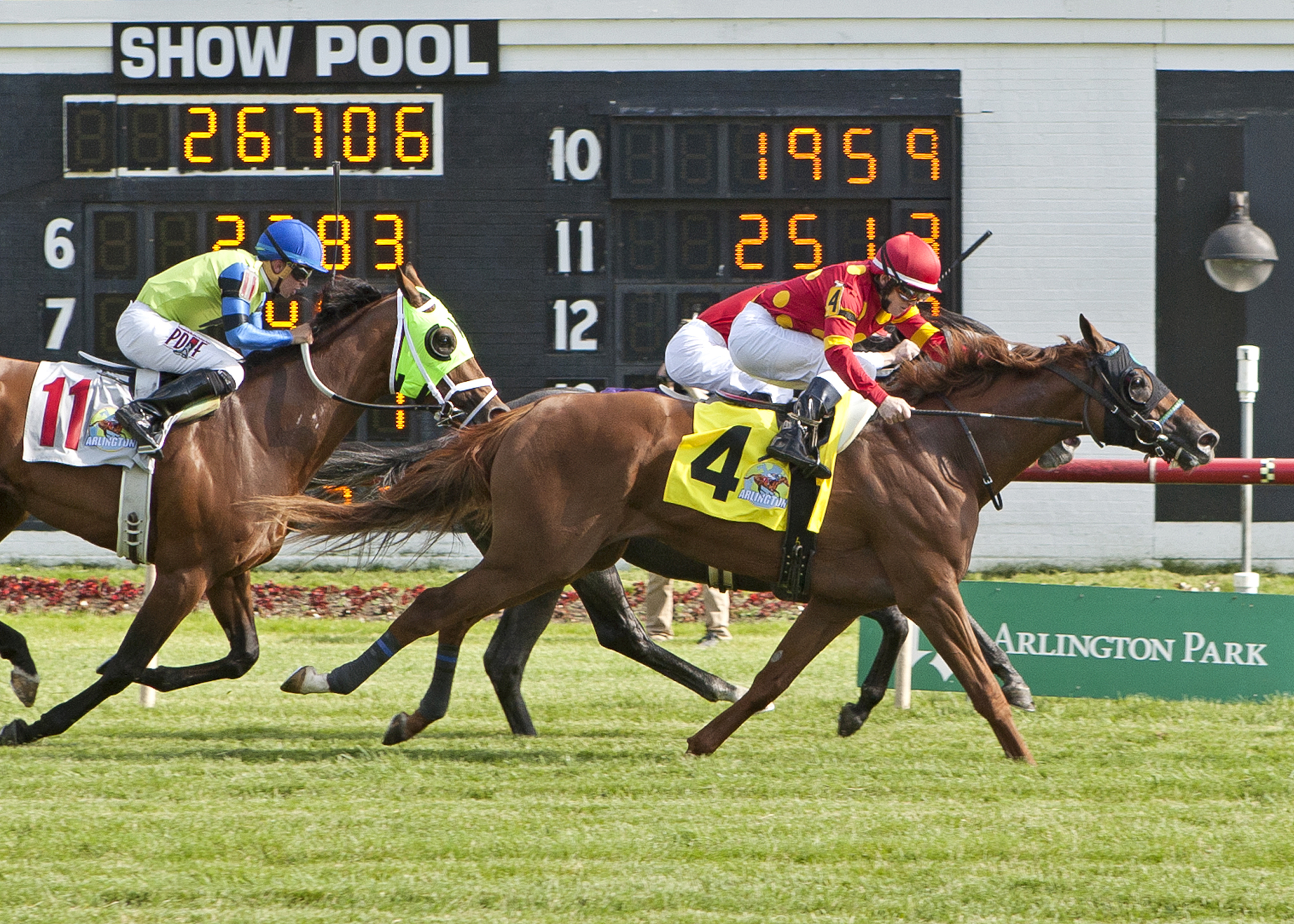 Surgical Strike wins the Arlington Classic