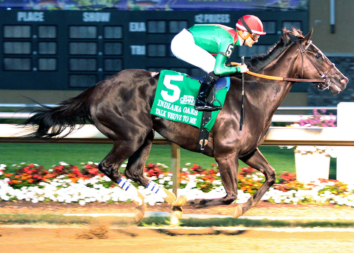 Talk Veuve to Me wins the 2018 Indiana Oaks