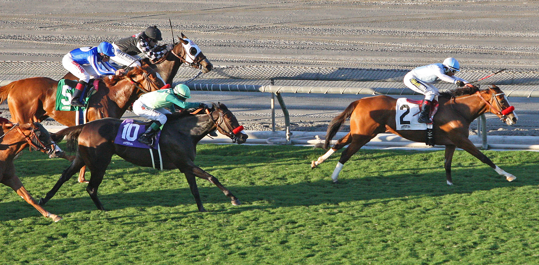 Travieza wins the 2018 Unzip Me Stakes