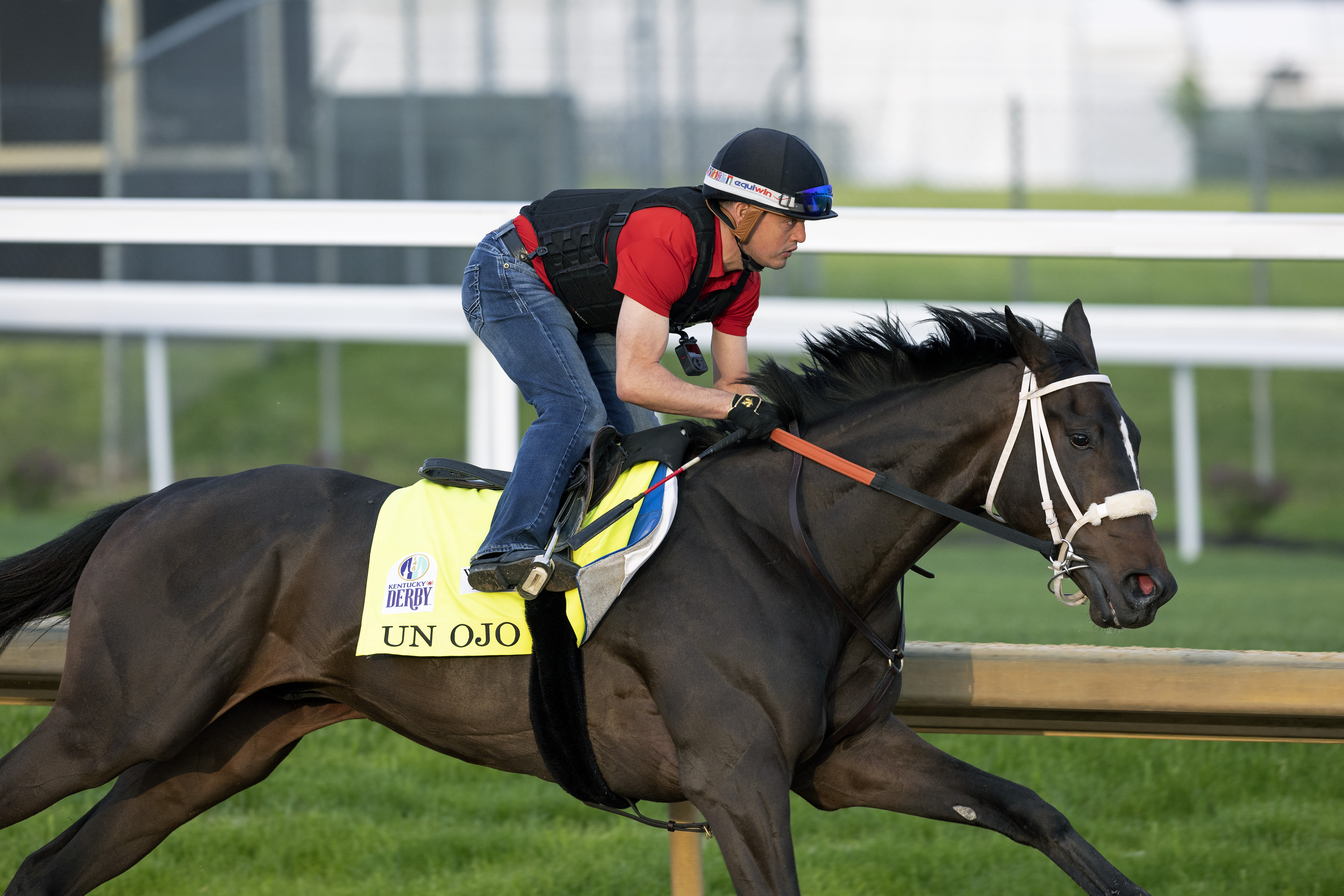 Un Ojo works at Churchill Downs 4-30-2022