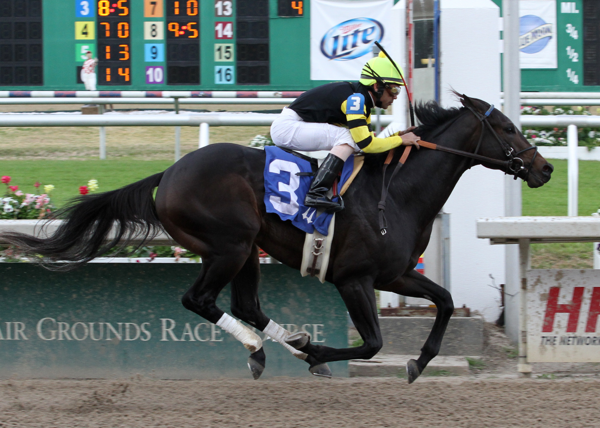 Unknown Road wins a maiden race
