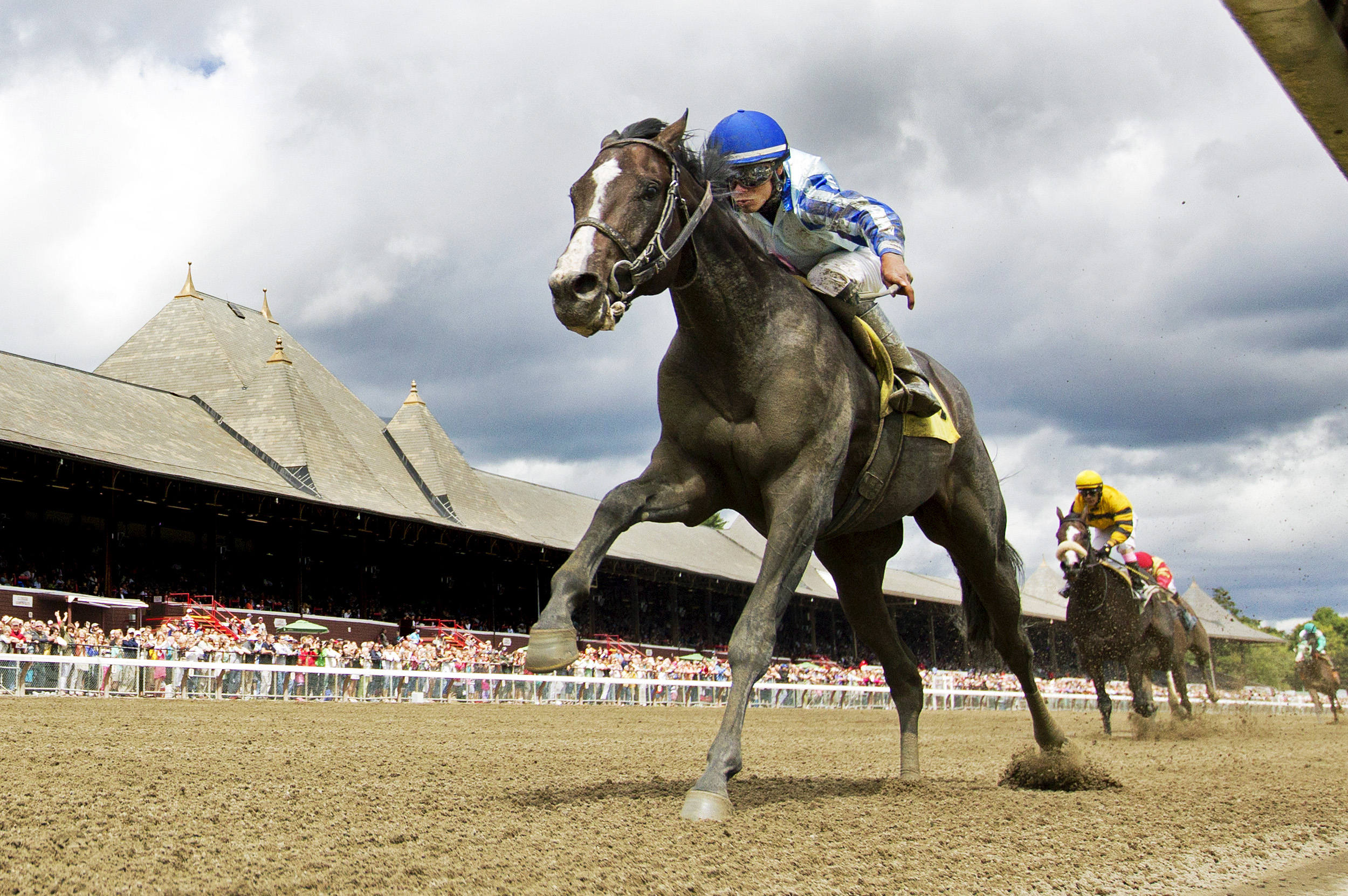 Upstart wins a maiden race