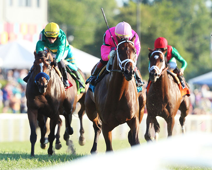 Zulu Alpha (center) wins the 2019 Kentucky Turf Cup at Kentucky Downs
