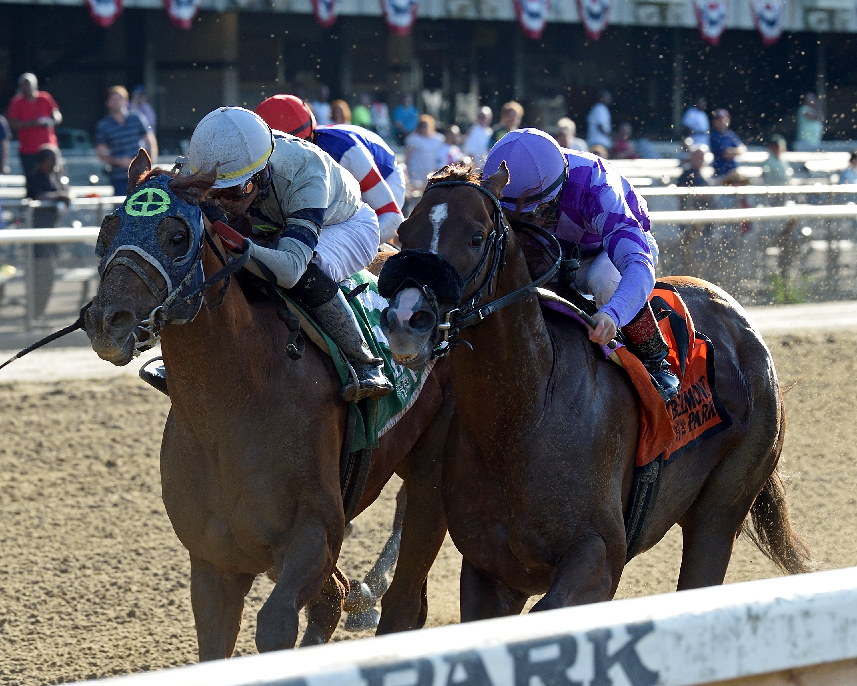 Pat On the Back (right) wins the 2019 Commentator Stakes